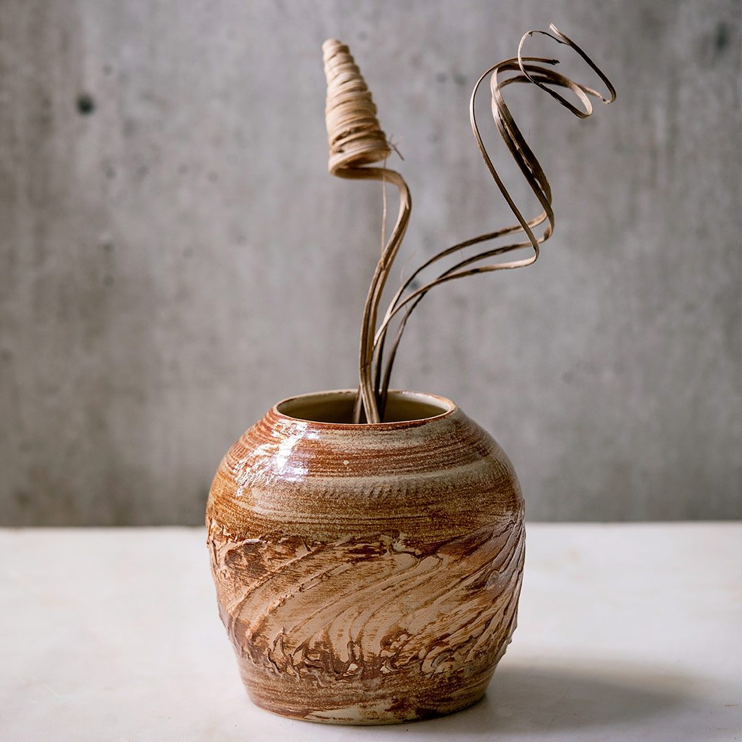 ceramic-vase-with-dry-flowers-2021-08-31-12-56-32-utc.jpg